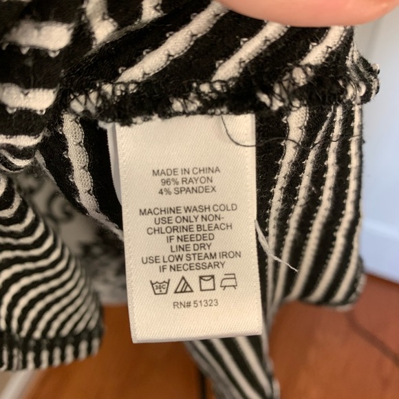 CeCe, Women’s black & white flair too/ long sleeves. Size Lg. - Picture 9 of 11